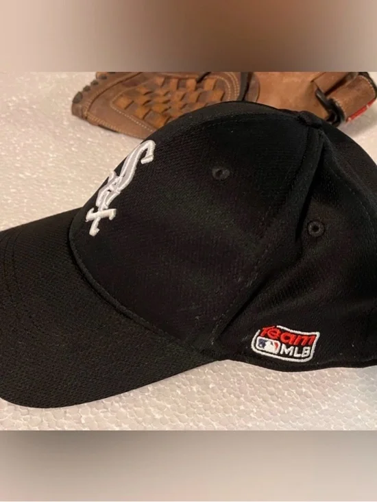 Play Ball! MLB Official White Sox Hat & 4 Licensed White Sox Plastic 10” Plates - Picture 5 of 11